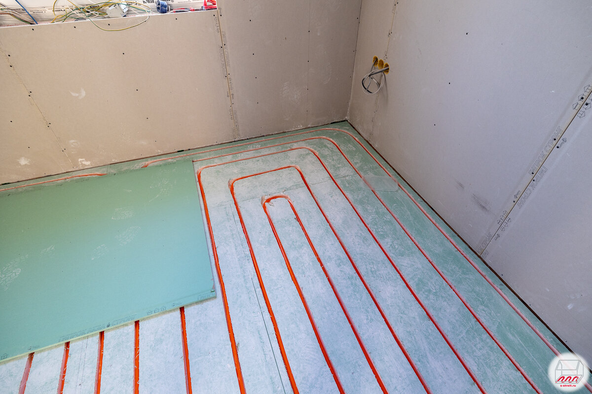 монтаж труб отопления. трубы для водопровода в частном доме. труба через металлочерепицу. прокладка 110 канализационной трубы в стене. монтаж пластикового водостока.