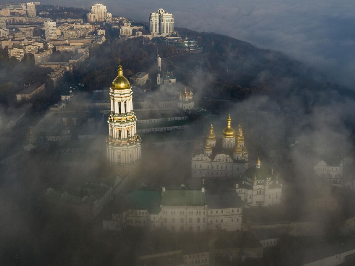    Вид на Киево-Печерскую лавру в Киеве © AP Photo / Evgeniy Maloletka