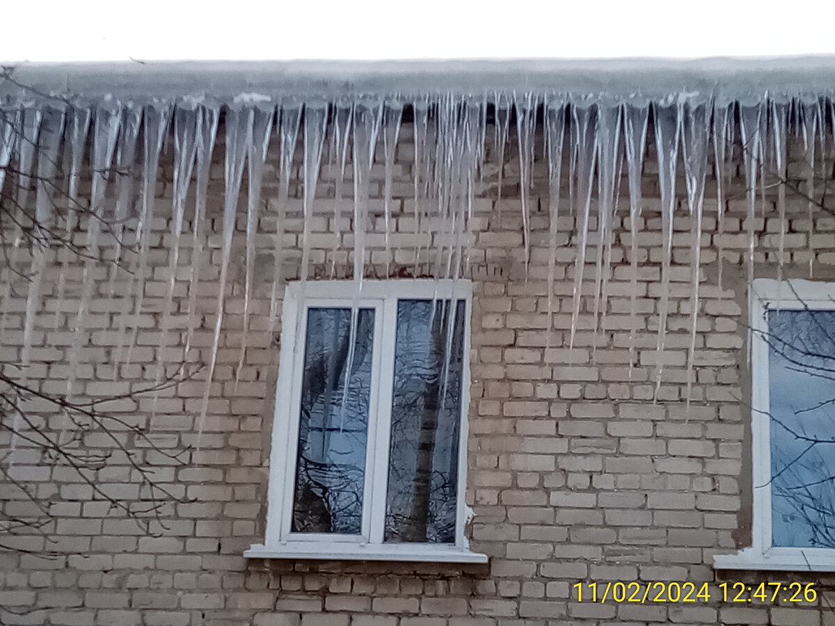 Сосульки переростки и на солнышке  весной потянуло