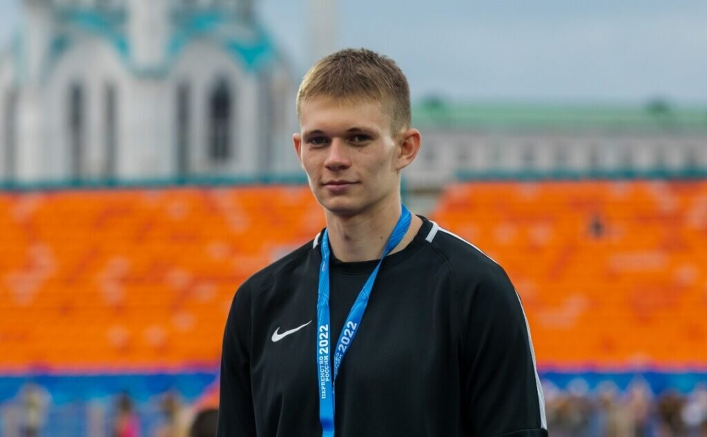 Боксёр спортсмен с длинными волосами хвостом