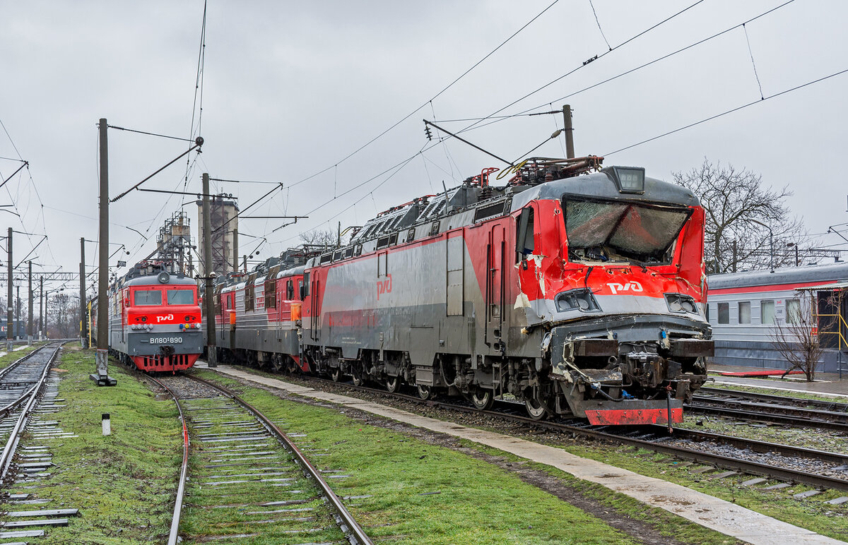 Повреждённый ЭП20-25. Источник:https://railgallery.ru/photo/00/72/14/72141.jpg