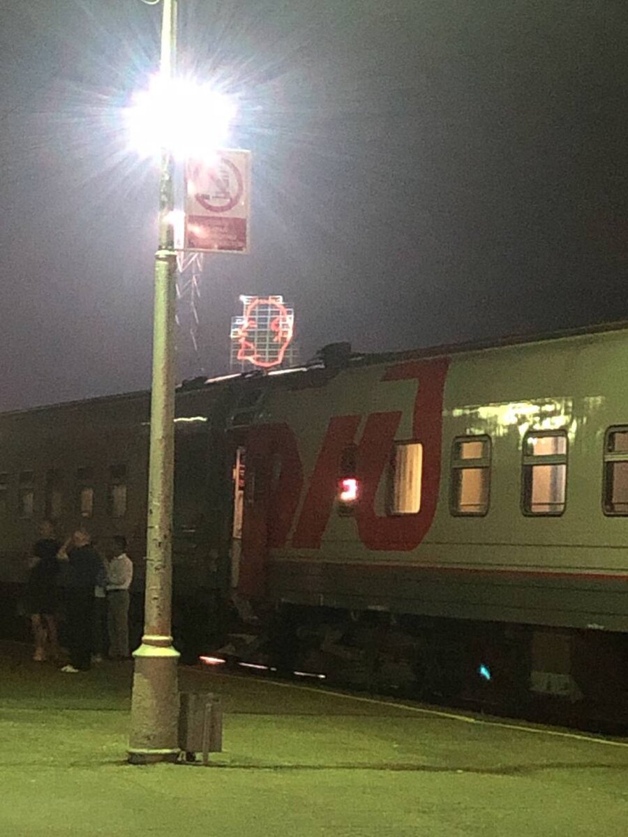 Фотография не очень качественная, но мне очень хочется хоть немного передать вам атмосферу той несравненной и долгой ночи с Леонидом Ильичом, пустующим вокзалом и дешевой, но так необходимой мне тогда кофемашиной.