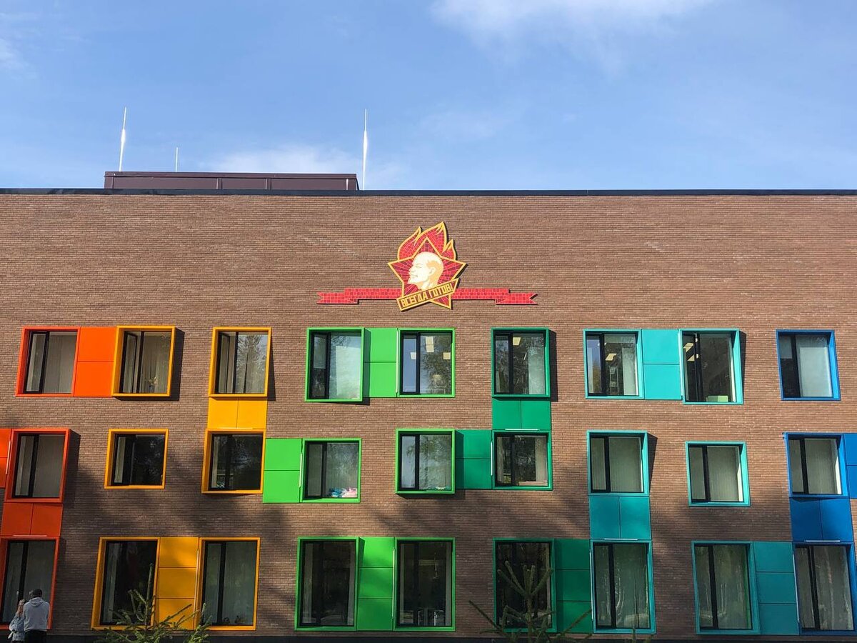 холодно в здании. холодное здание. норвежские цветные домики. цветные домики в норвегии.