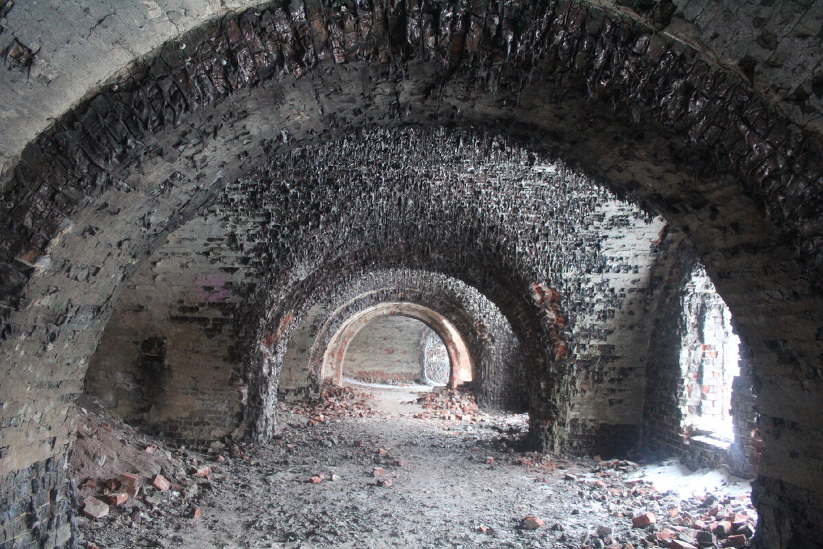 уютный вечер у камина. девушка в теплом свитере. чашка кофе на заснеженном окне. уютный снег. девушка на подоконнике.