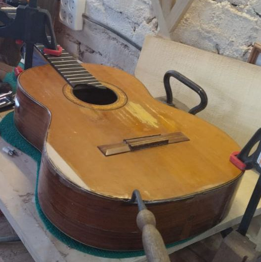 Здесь она уже в процессе демонтажа деки. 
