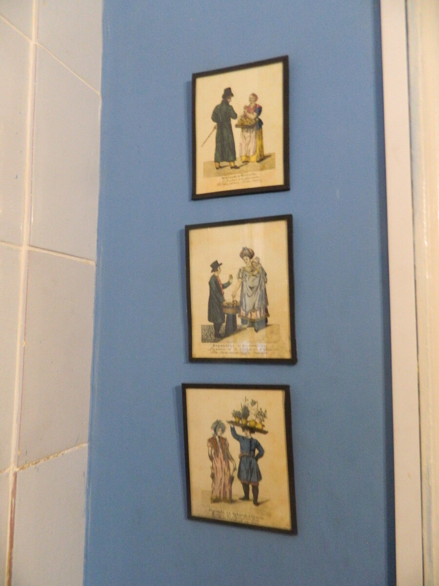 Фото автора. Такие иллюстрации украшали "девичью" комнату.