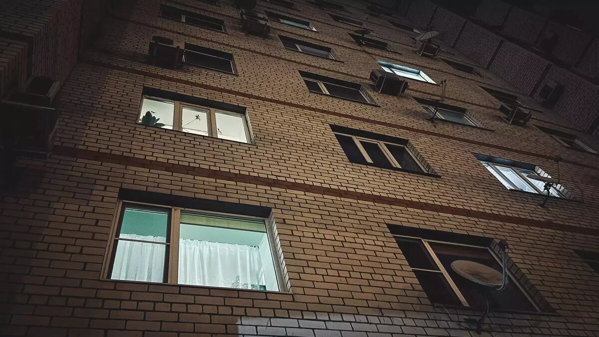     Авария на электросетях обесточила несколько улиц в Краснооктябрьском районе Волгограда. Не работает также два светофора.