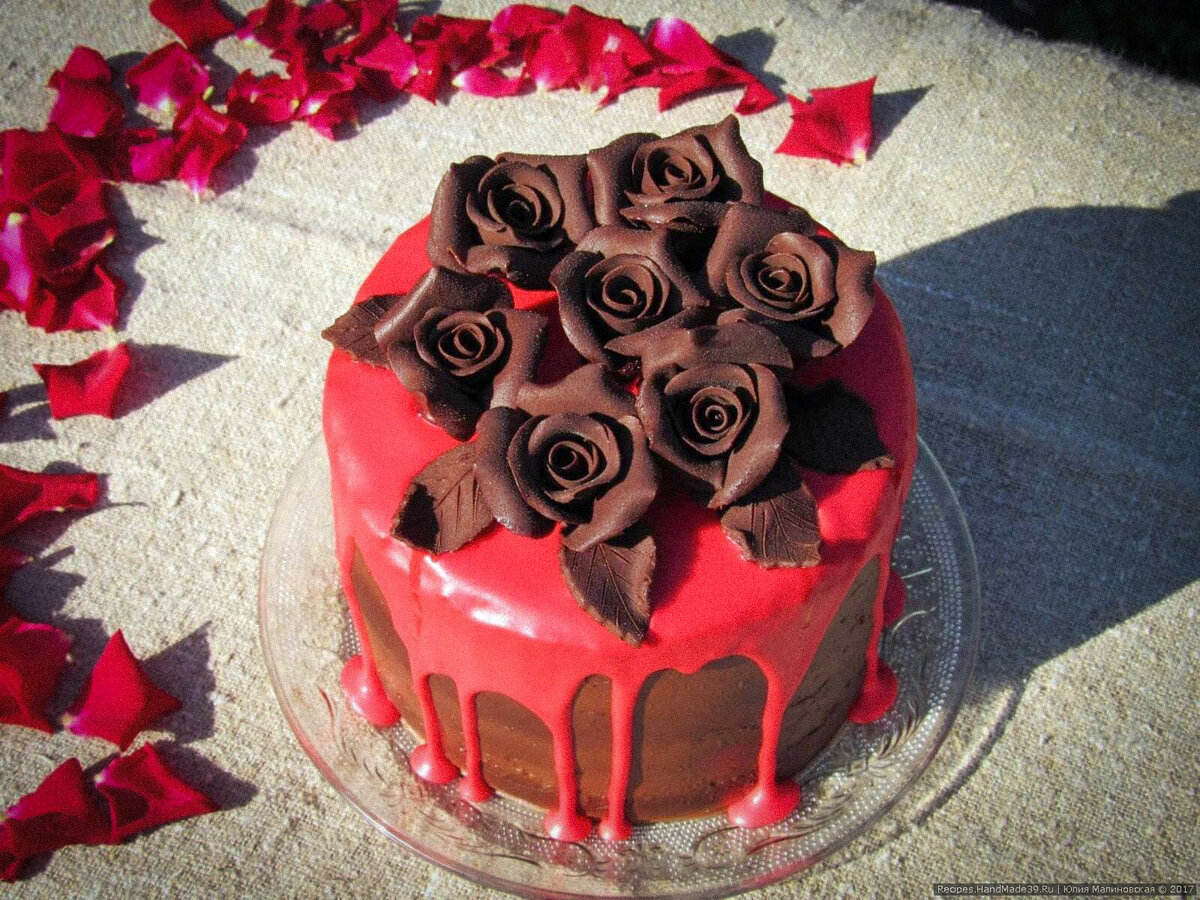 Бисквитный торт с черносливом «Красное и Чёрное» под шоколадной глазурью - пошаговый кулинарный рецепт с фото