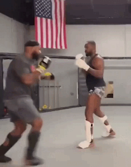 Момент спарринга, в котором Джонс получил свою травму. На восстановление понадобится 8-9 месяцев.