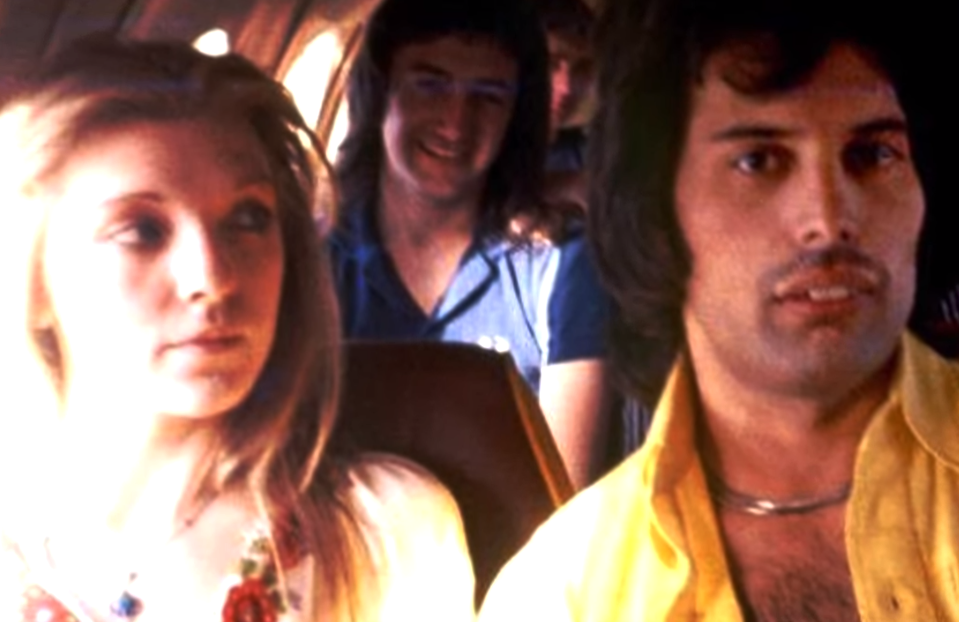 Мэри Остин, рядом Фредди Меркьюри, на заднем плане Джон Дикон