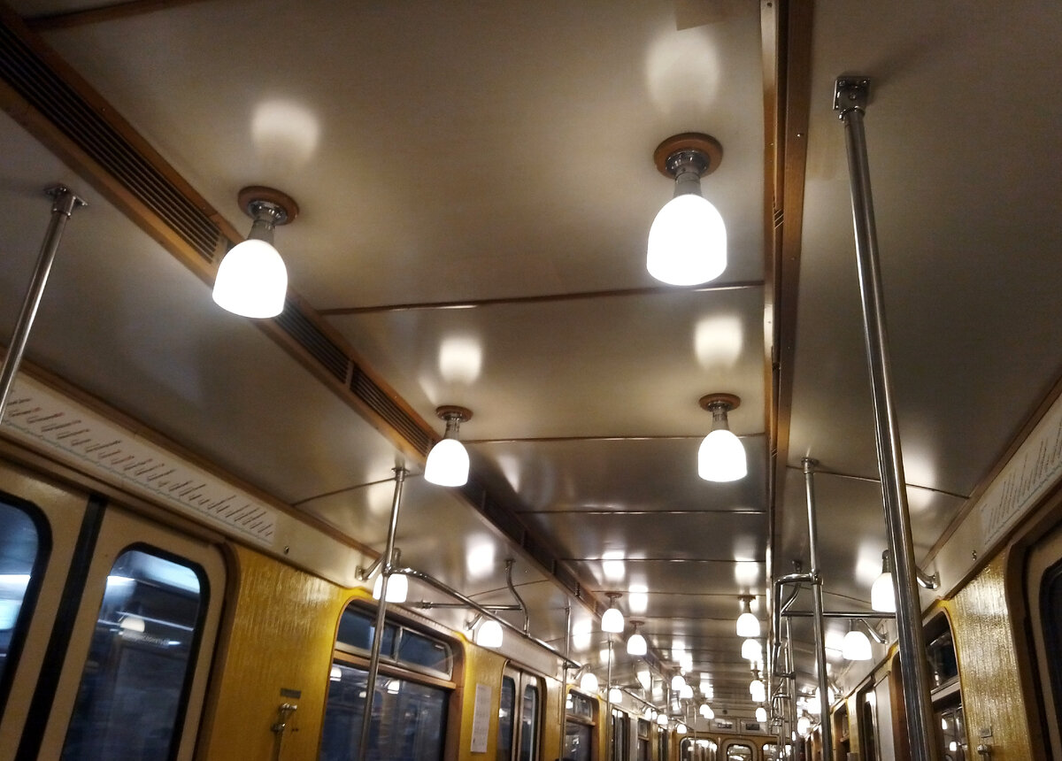 Светильники в поезде "Сокольники", 2023. Фото автора