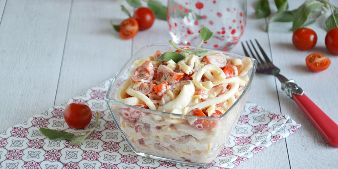 Морской салат с кальмарами и овощами