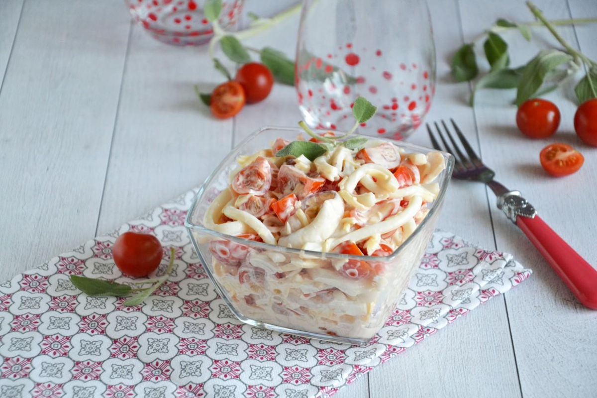 Морской салат с кальмарами и овощами
