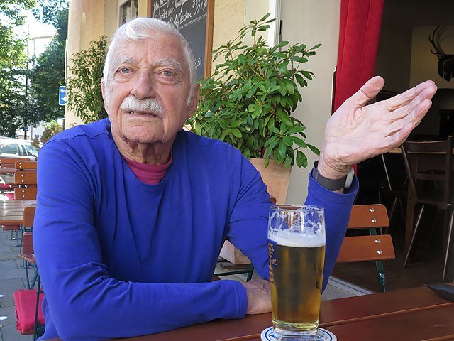 Burkhard Mücke. Это не я а просто незнакомый немецкий мужчина с пивом (из Интернета)