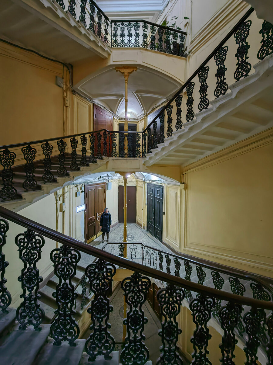 Цветная лестница. Дворец аугустусбург лестница. Розовые дома. Розовый дом какая лестница. Интерьер холла с лестницей.