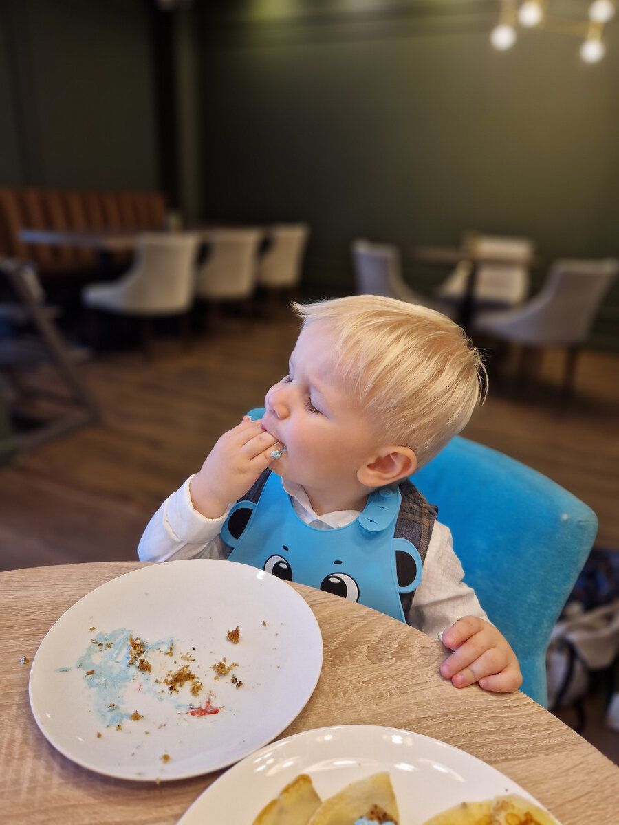 Гришка ест торт, точнее уже съел свой кусок