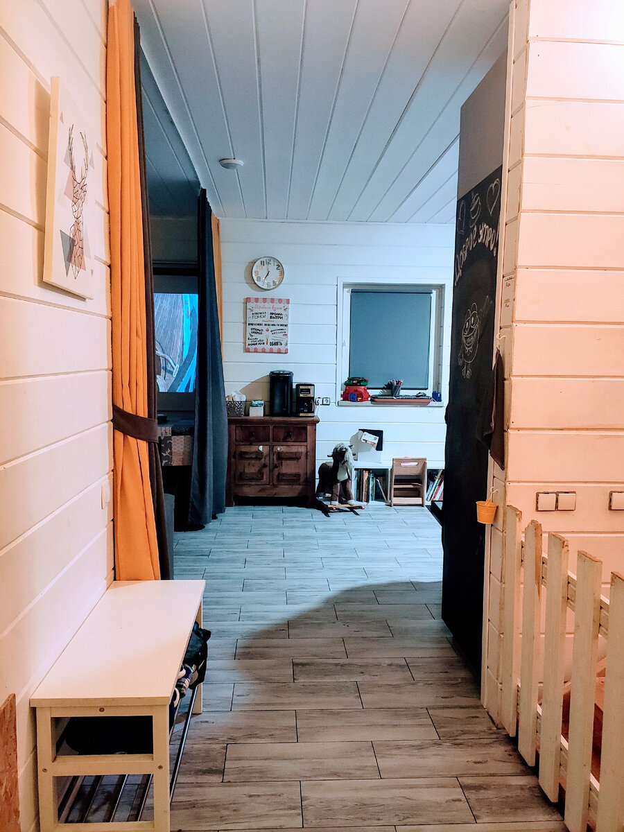 Вход в гостиную (налево) и на кухню (направо) из коридора 