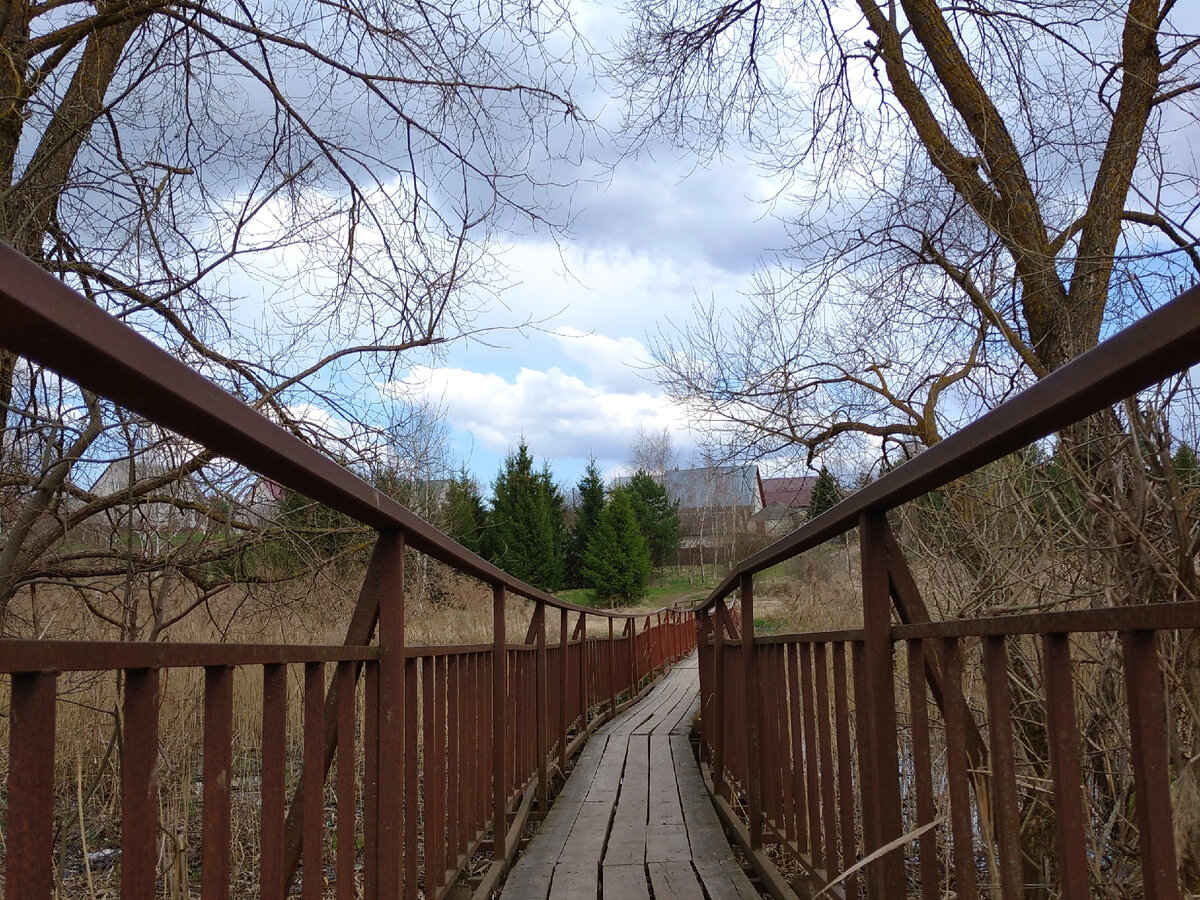 Мост через реку Нагать в весенний день