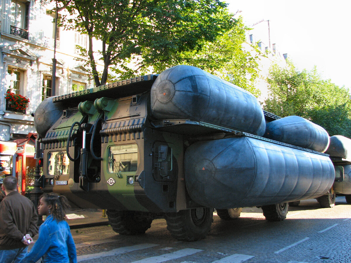 EFA на параде в день взятия Бастилии 