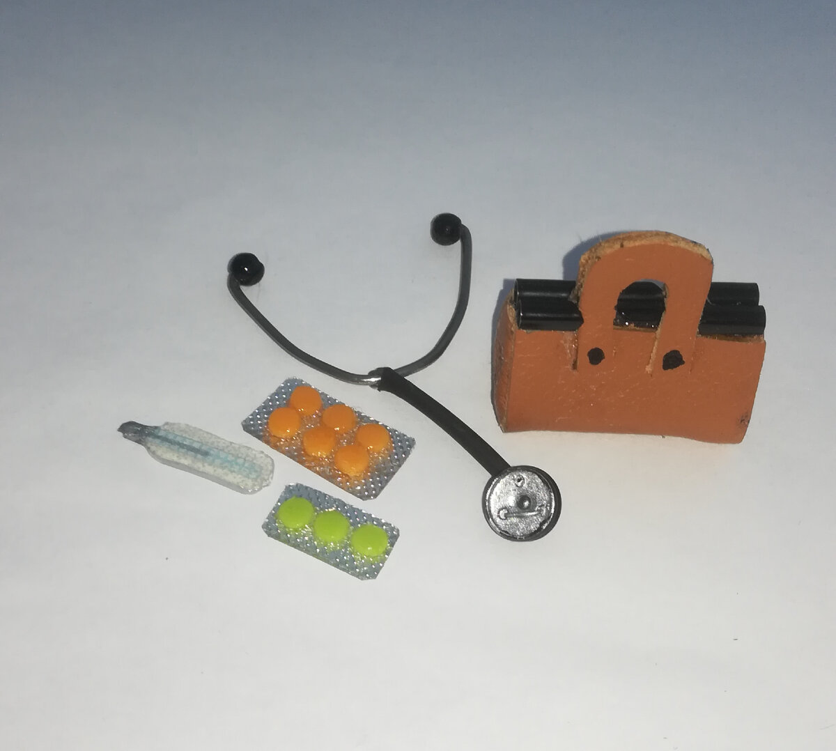 Стетоскоп, "ртутный" градусник, таблетки и саквояж доктора. Всё это можно сделать для своих Сильвашек самим. 