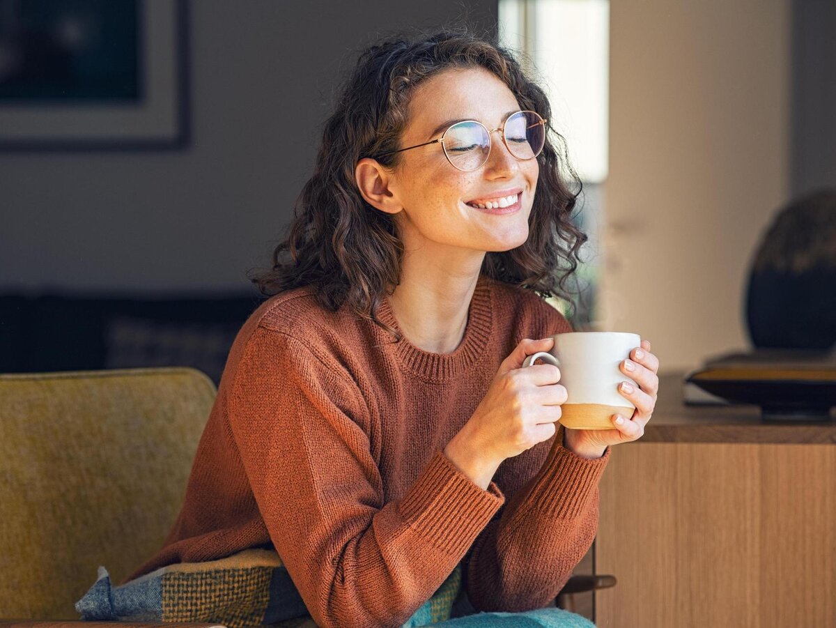 Уборка в шкафу. Много ненужных вещей. Много вещей. Выкинуть хлам из дома и старых. Ненужные вещи.