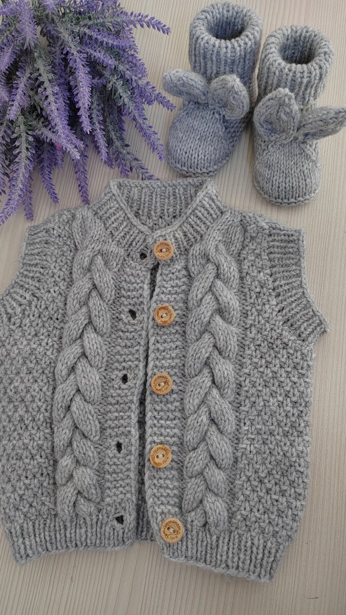 Жилет связан из шерсти на 3-9 месяцев. Цена повтора 1000 руб 