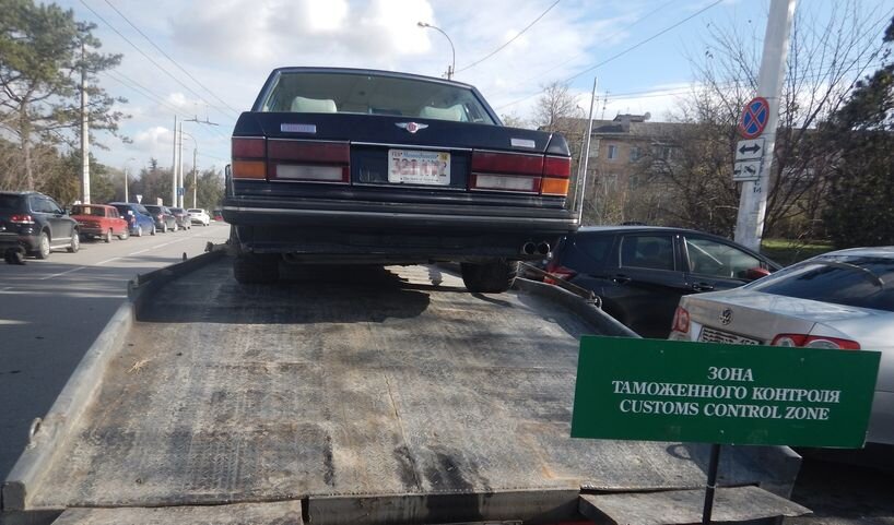 Таможенный эвакуатор увозит некогда шикарный Bentley в путь, который может оказаться для него последним