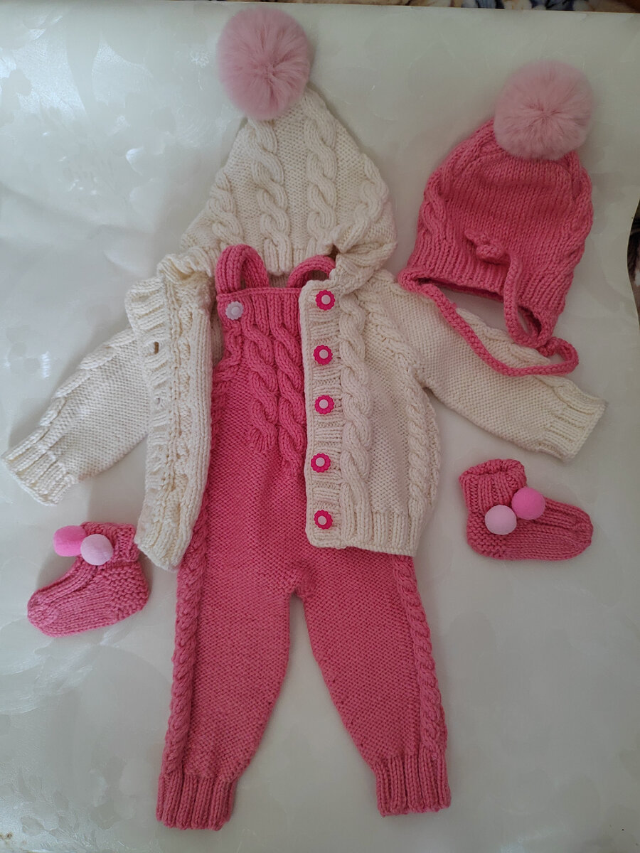 Комплект связан из шерсти на возраст 0-3 месяца. Цена повтора 2000 рублей 