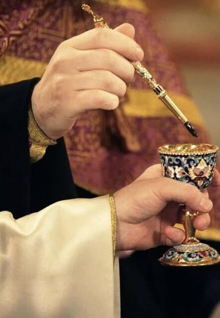 обряд крещения. религиозные обряды. крестины таинство крещения. крещение в храме. обряд крещения в церкви.