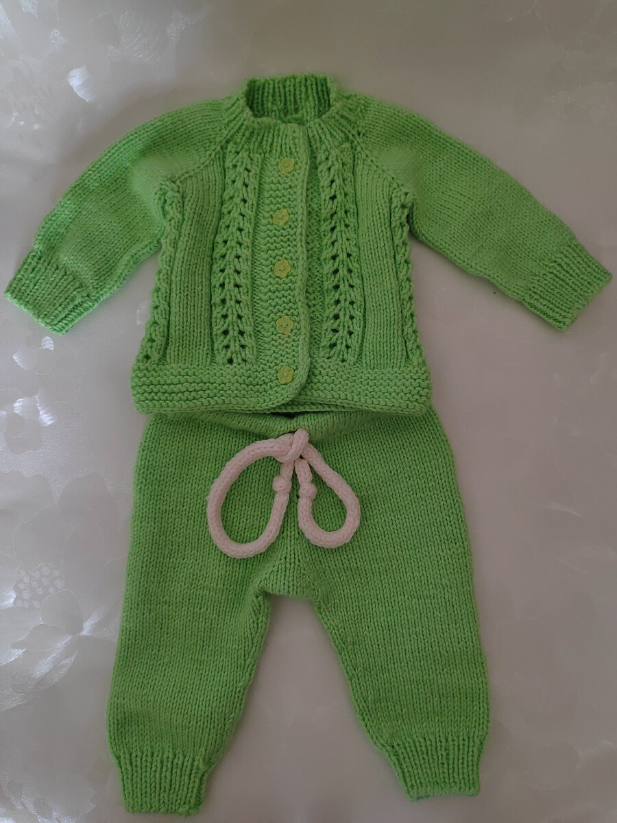 Костюм связан из шерсти на возраст 0-3 месяца. Цена повтора 1500 рублей 