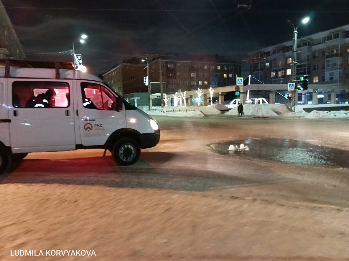    Центр Петрозаводска превратится в каток, из люка бьет холодная вода. Фоторепортаж