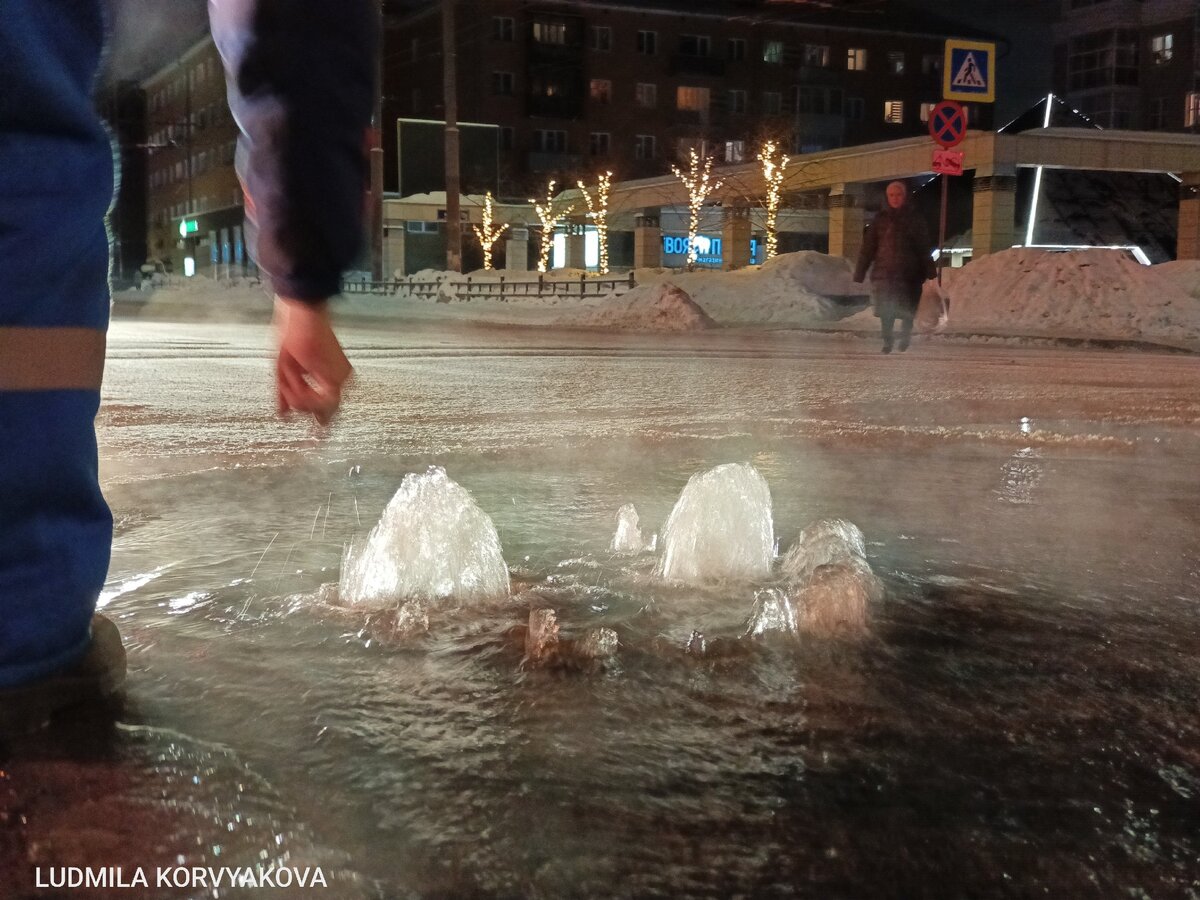    Центр Петрозаводска превратится в каток, из люка бьет холодная вода. Фоторепортаж