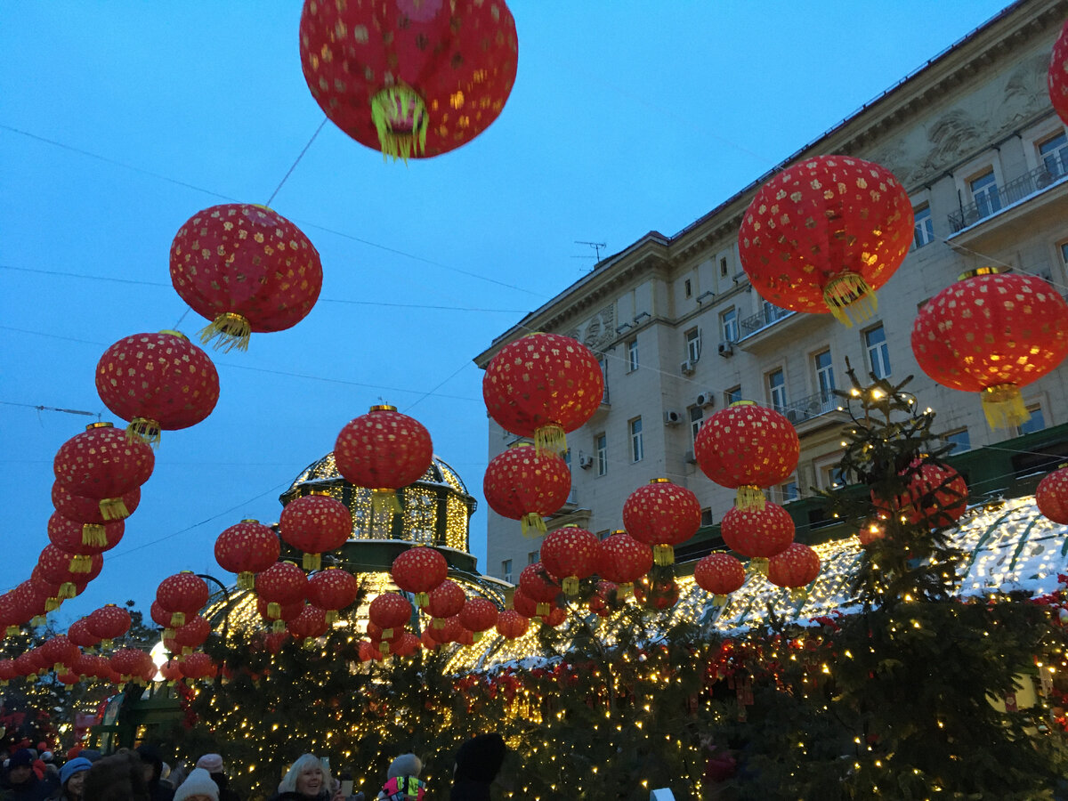 Московские ярмарки адреса 2024. Ярмарка выходного дня на бауманской. Карусель метро кузьминки. Московская площадь гум ярмарка. Новогодний базар в москве.