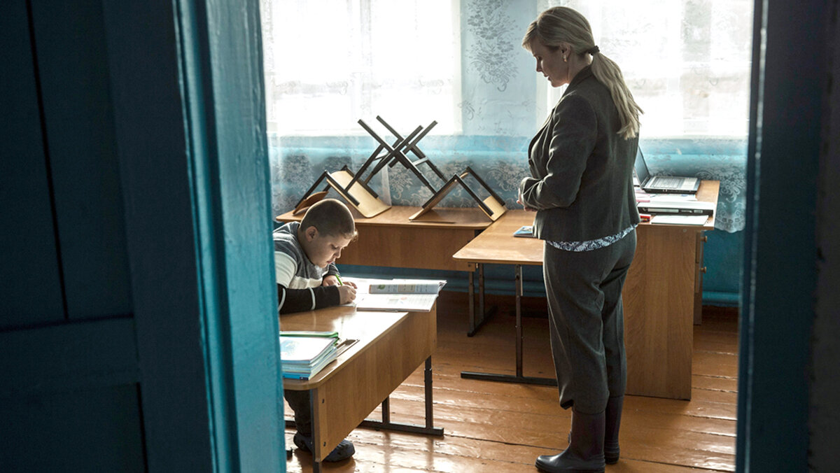 учениеки мальчик и девочка. математику для школьников. математика. ученик у доски. учитель и ученик.