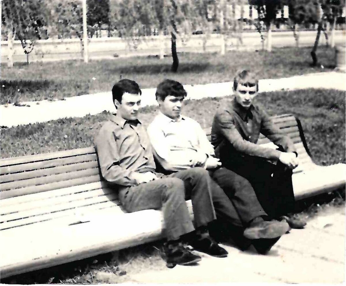 Аспирант Николай (в центре рисунка)  и его товарищи - уже ставшие к этому времени студентами четвёртого курса