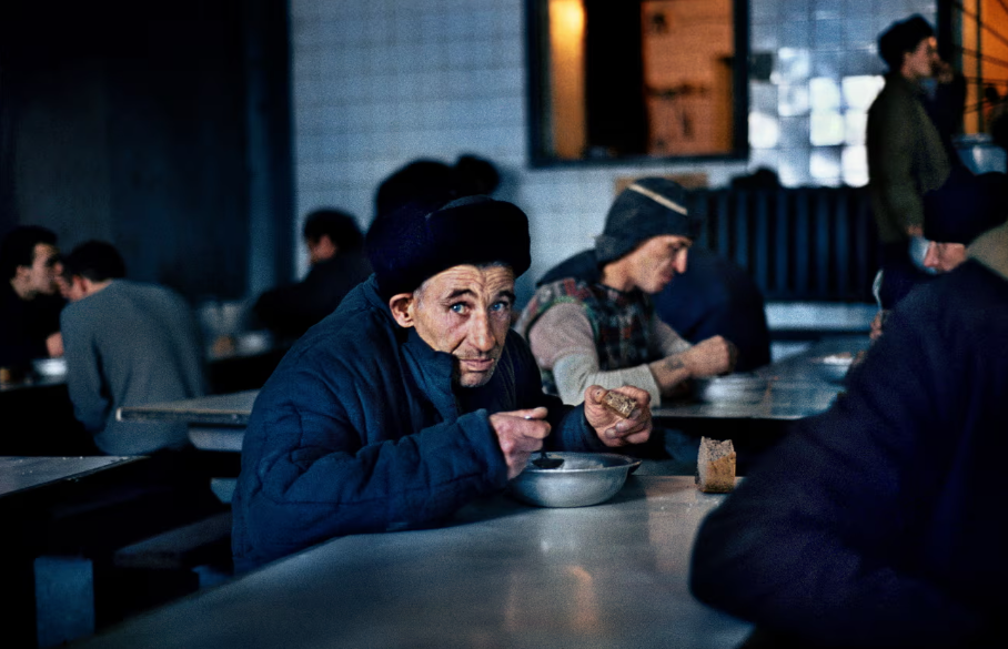 Хлеб и суп на тюремный обед в лагере AW261/4, Уптар. Каторжный труд был жестоким: работа на улице заливала бетон при температуре -30°C, и побег был невозможен.