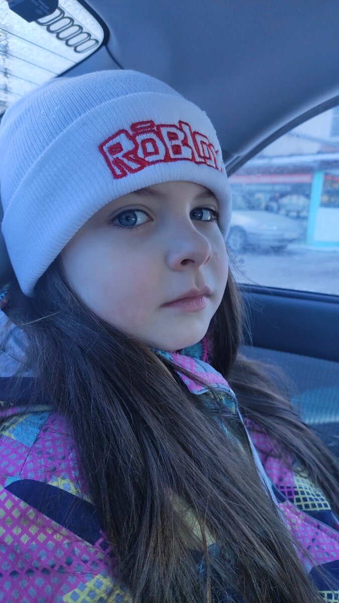 моя Сашулька обожает РОБЛОКС))