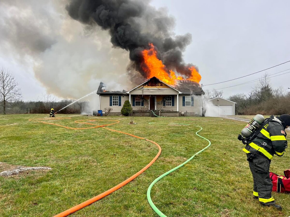 Фото со страницы пожарного депо Чепел Хилла. Я на фото слева от дома работаю с рукавной линией.