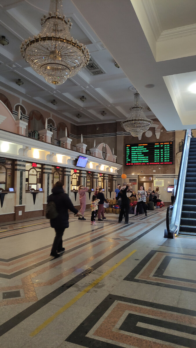 Кассовый зал. Мой поезд второй в списке, до него ещё час. 