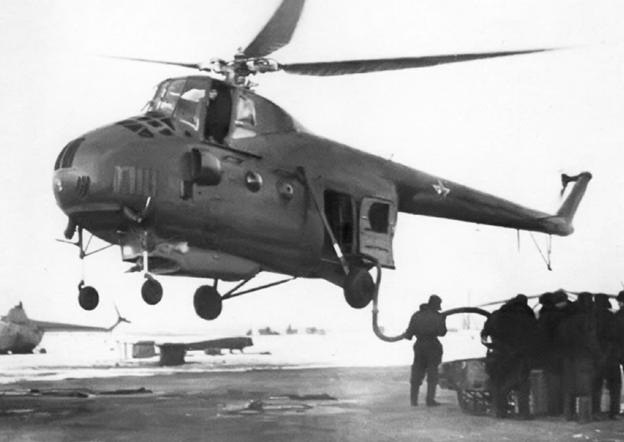 Ми-4 на службе у пожарных . Заполнение бака водой.