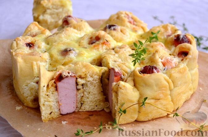 вода, мука, дрожжи сухие, масло оливковое, соль, сосиски, сыр твёрдый, масло сливочное, травы итальянские сушёные, орегано