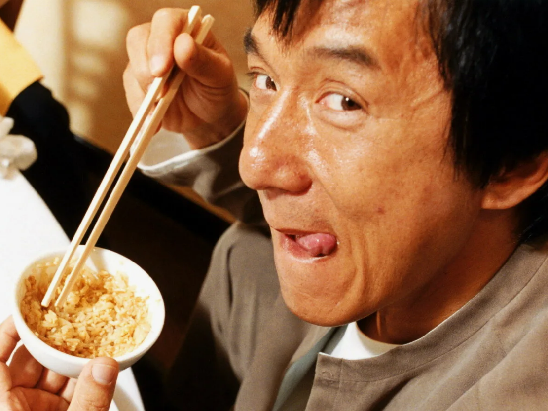 Палочки для суши. Рука с палочками для суши. Палочки держат ролл. Правильное держание палочек для суши. Мокап палочки для суши.