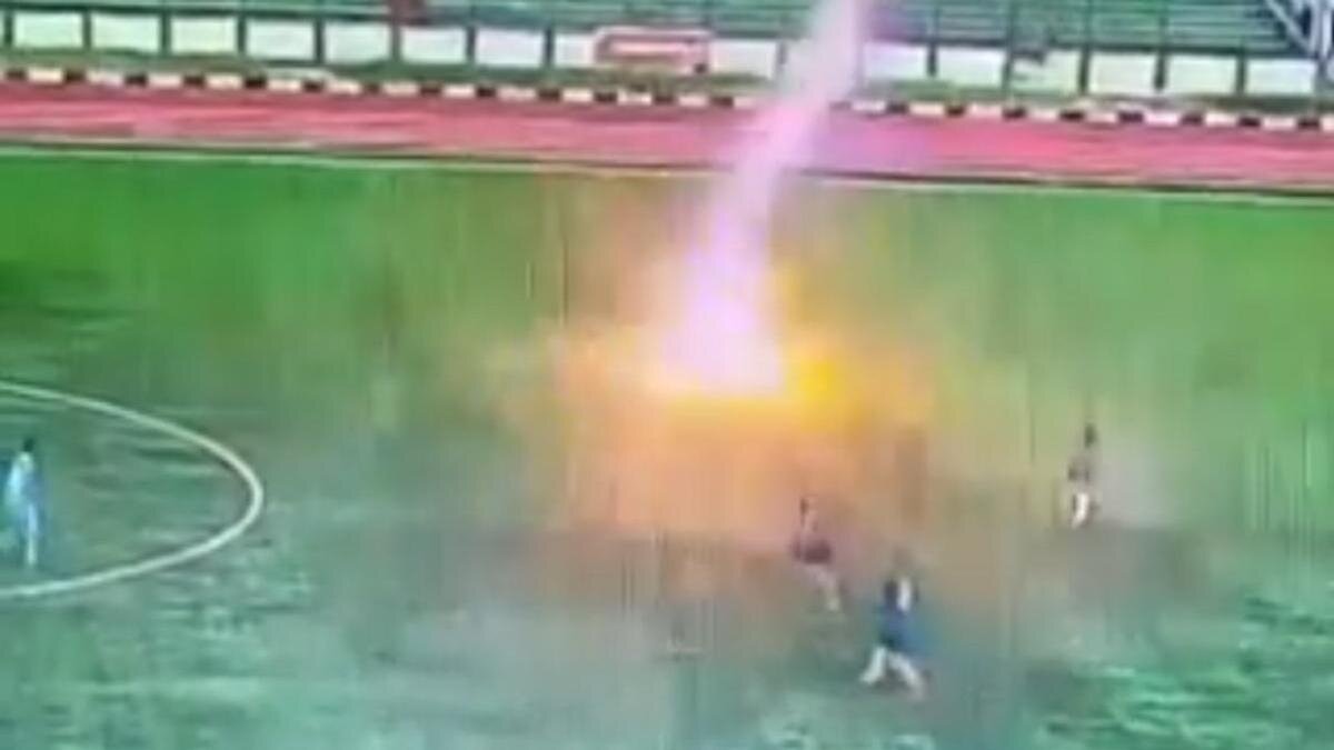    Момент удара молнии:twitter.com/GOAL_ID