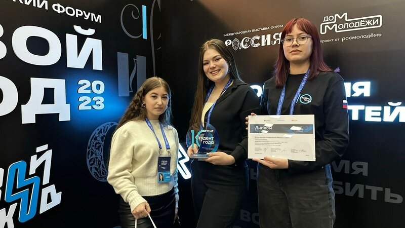 Анжелика Салихова в центре