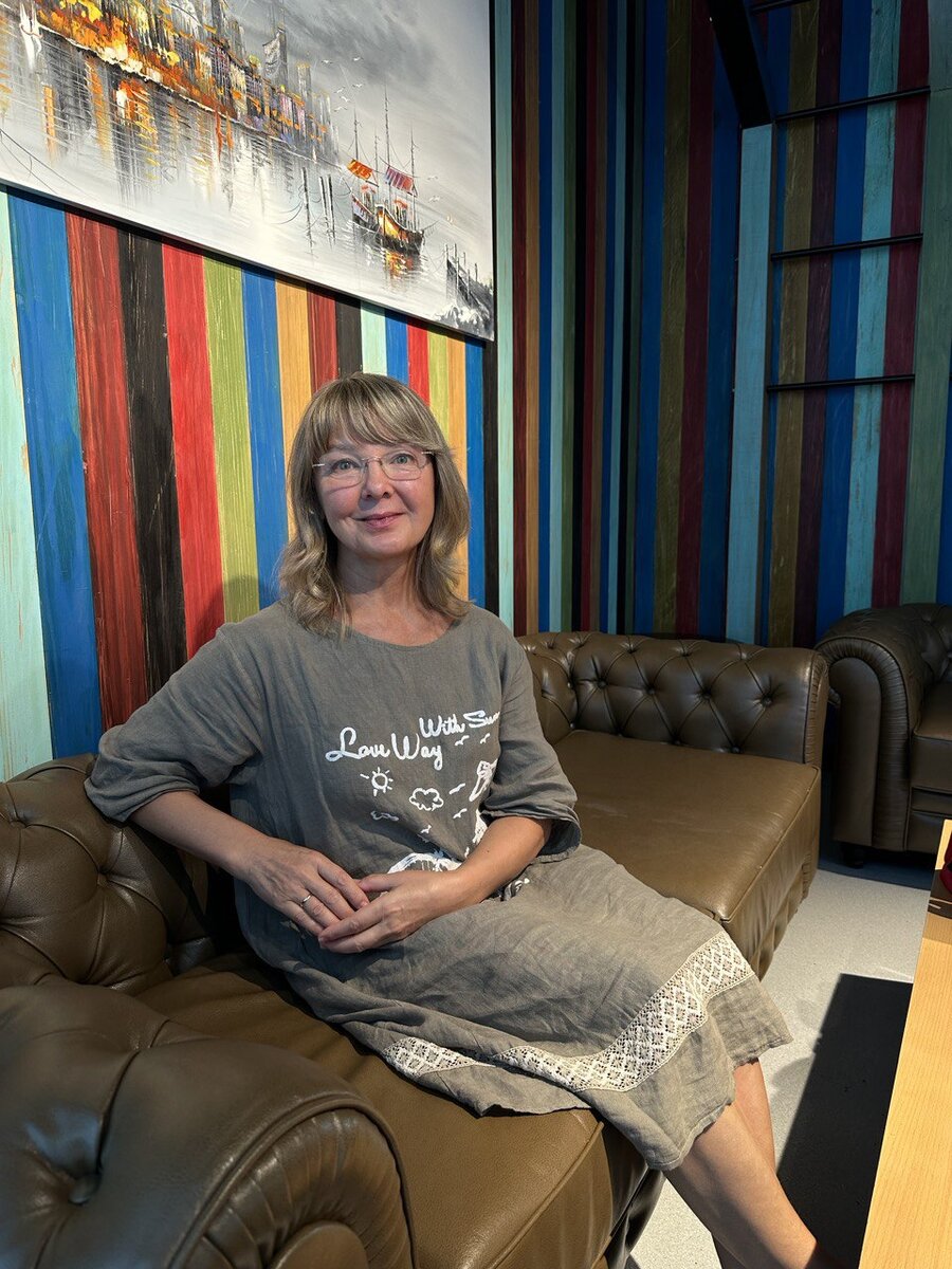 Очеретина Ирина Геннадьевна - травматолог-ортопед, миотерапевт, кандидат медицинских наук со стажем работы в здравоохранении более 35 лет. Автор метода лечения позвоночника без операций