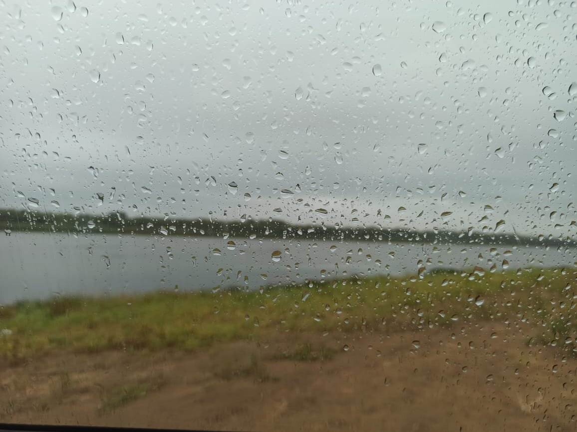 Осадки 10 февраля. Когда будет дождь. Лужа от дождя. Огромная лужа Астрахань. Фото ливня в Астрахани.