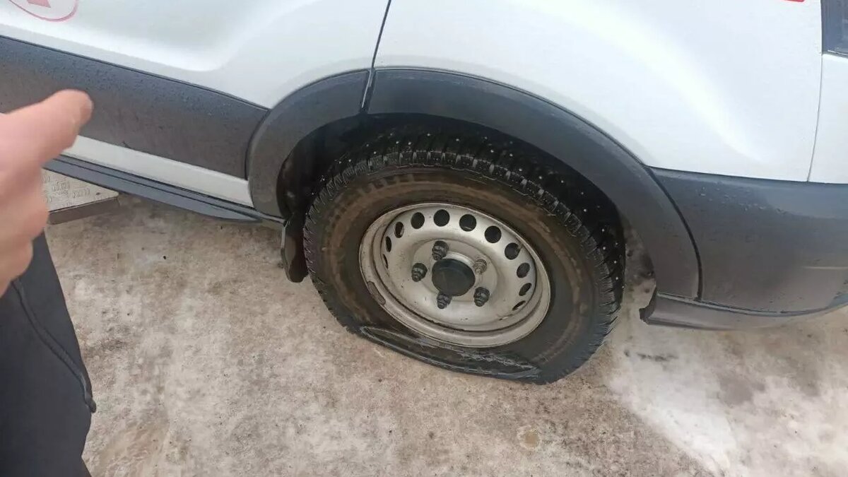     В Шарыпове задержали мужчину, который угрожал сотрудникам скорой помощи и повредил авто. Он был пьян.