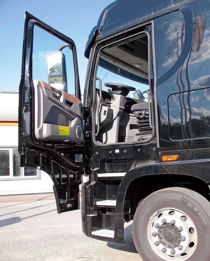   Без трех ступеней в лестнице почти ровный пол в кабине никак не получится