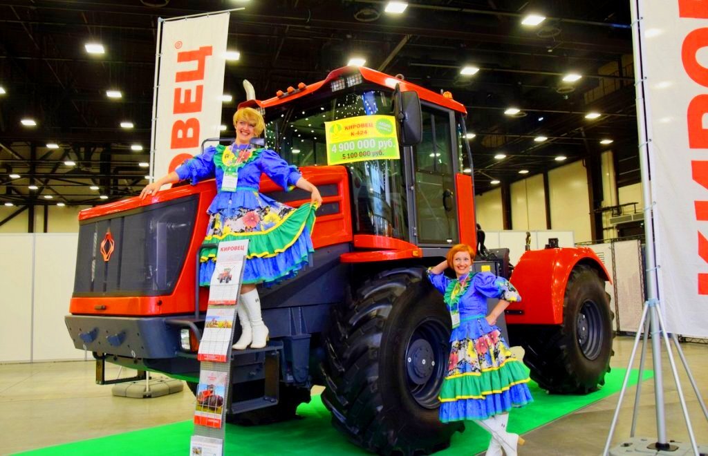Трактор Кировец К-524 с двигателем ЯМЗ-536 на выставке