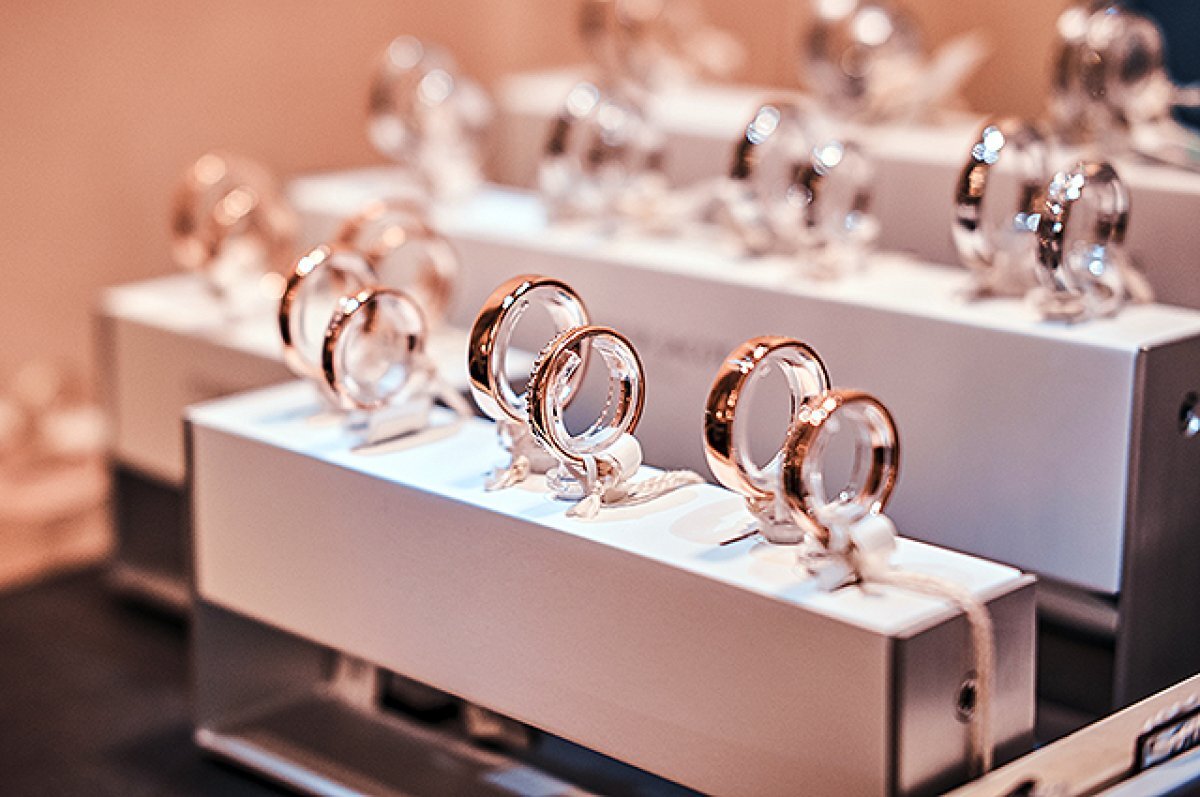    Клейму верить.